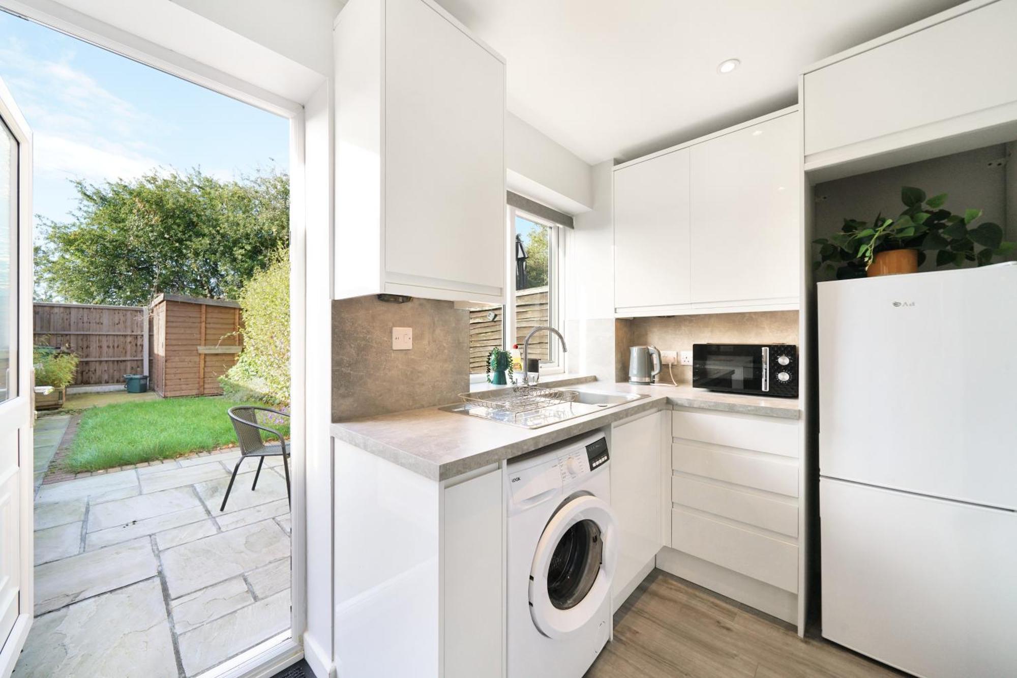 Cosy Corner In Aylesbury Near Stoke Mandeville Hospital & Town Centre With Private Parking Exterior foto