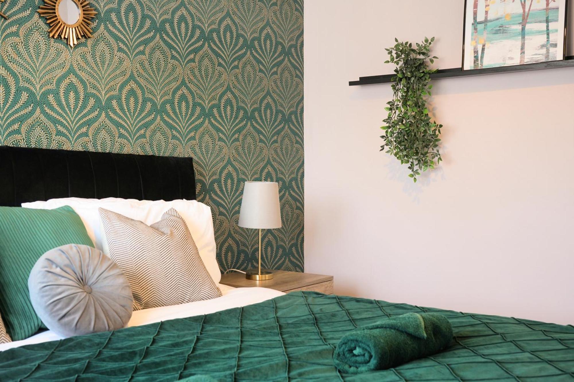Cosy Corner In Aylesbury Near Stoke Mandeville Hospital & Town Centre With Private Parking Exterior foto
